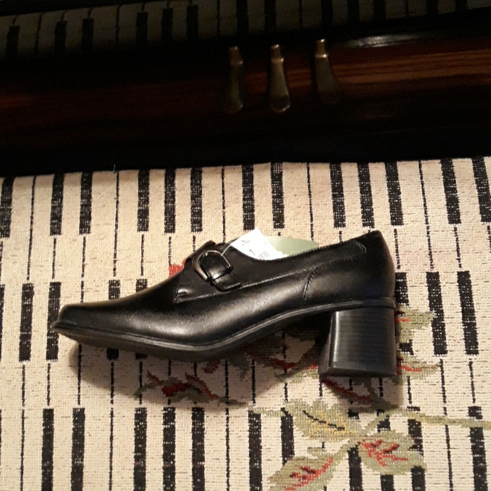 NWT Thom McAn heels with buckle